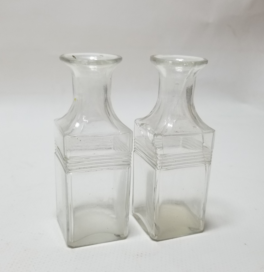 KABARTMA İŞÇİLİKLİ İKİ ADET ANTİKA ŞİŞE FORMLU VAZO