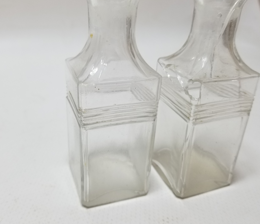 KABARTMA İŞÇİLİKLİ İKİ ADET ANTİKA ŞİŞE FORMLU VAZO