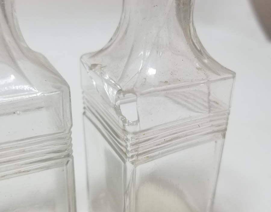 KABARTMA İŞÇİLİKLİ İKİ ADET ANTİKA ŞİŞE FORMLU VAZO