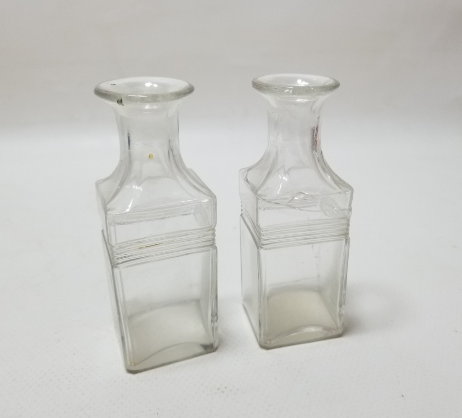 KABARTMA İŞÇİLİKLİ İKİ ADET ANTİKA ŞİŞE FORMLU VAZO