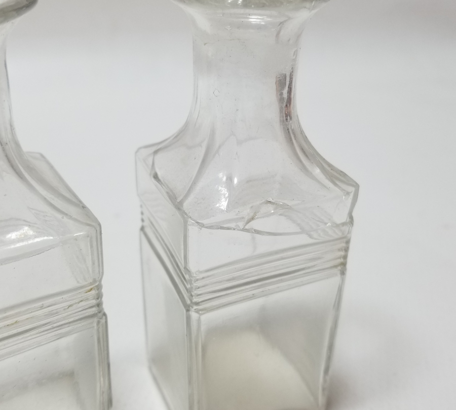 KABARTMA İŞÇİLİKLİ İKİ ADET ANTİKA ŞİŞE FORMLU VAZO