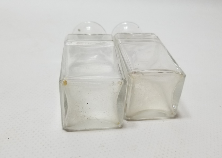 KABARTMA İŞÇİLİKLİ İKİ ADET ANTİKA ŞİŞE FORMLU VAZO