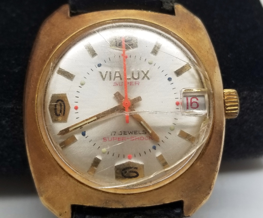 VIALUX MARKA KURMALI VE TAKVİMLİ ALTIN KAPLAMA ANTİKA KOL SAATİ