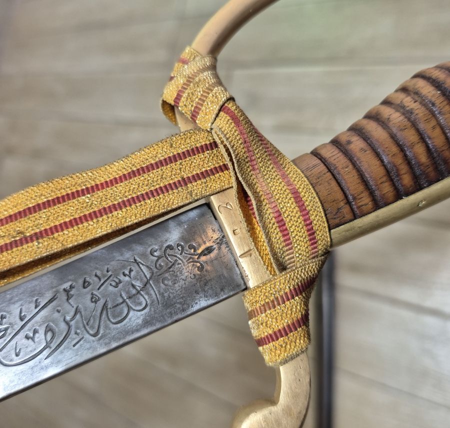 ORİJİNAL PÜSKÜLÜYLE UZUN TİP ALLAH BİZİMLE YAZILI SUBAY KILICI