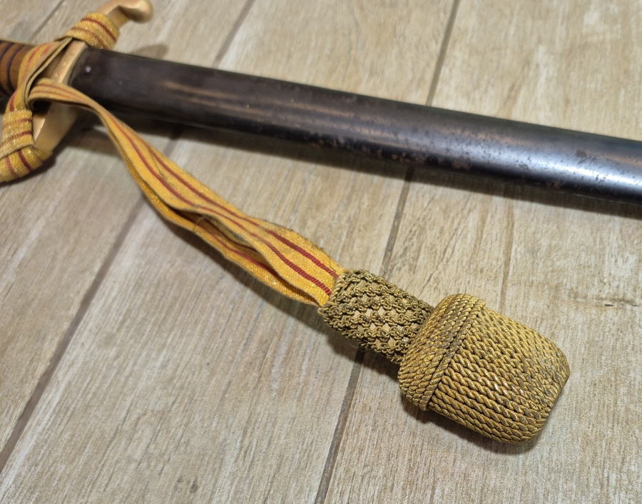 ORİJİNAL PÜSKÜLÜYLE UZUN TİP ALLAH BİZİMLE YAZILI SUBAY KILICI