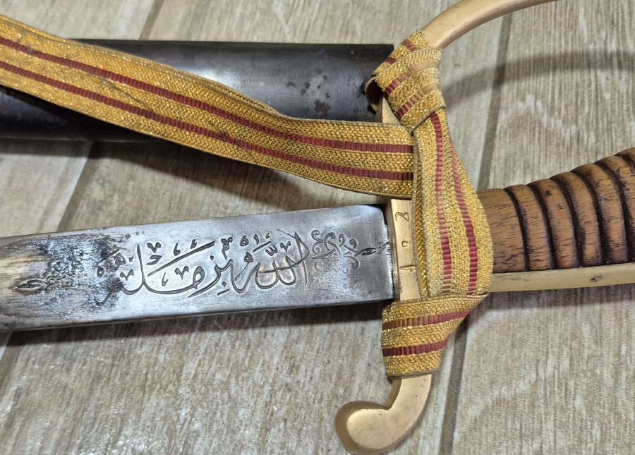 ORİJİNAL PÜSKÜLÜYLE UZUN TİP ALLAH BİZİMLE YAZILI SUBAY KILICI