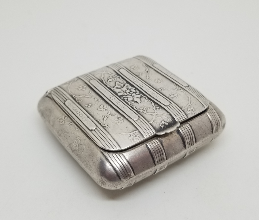 KABARTMA İŞÇİLİKLİ ANTİKA GÜMÜŞ ENFİYE KUTUSU