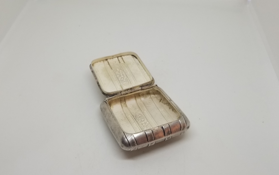 KABARTMA İŞÇİLİKLİ ANTİKA GÜMÜŞ ENFİYE KUTUSU