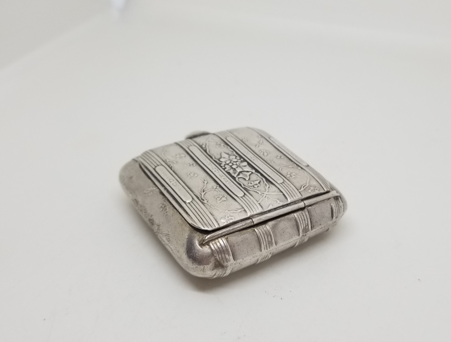 KABARTMA İŞÇİLİKLİ ANTİKA GÜMÜŞ ENFİYE KUTUSU