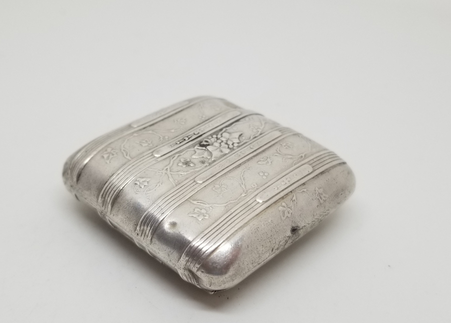 KABARTMA İŞÇİLİKLİ ANTİKA GÜMÜŞ ENFİYE KUTUSU