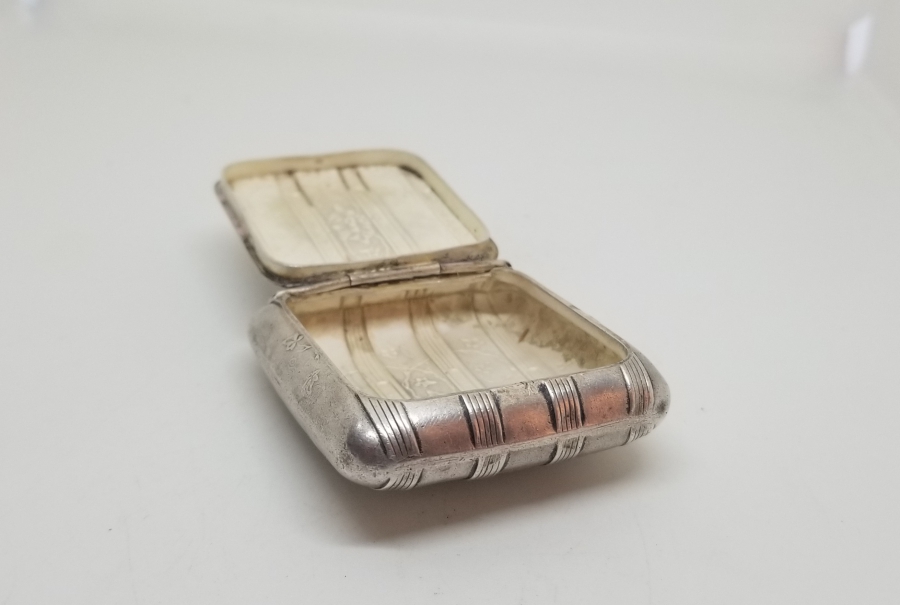 KABARTMA İŞÇİLİKLİ ANTİKA GÜMÜŞ ENFİYE KUTUSU