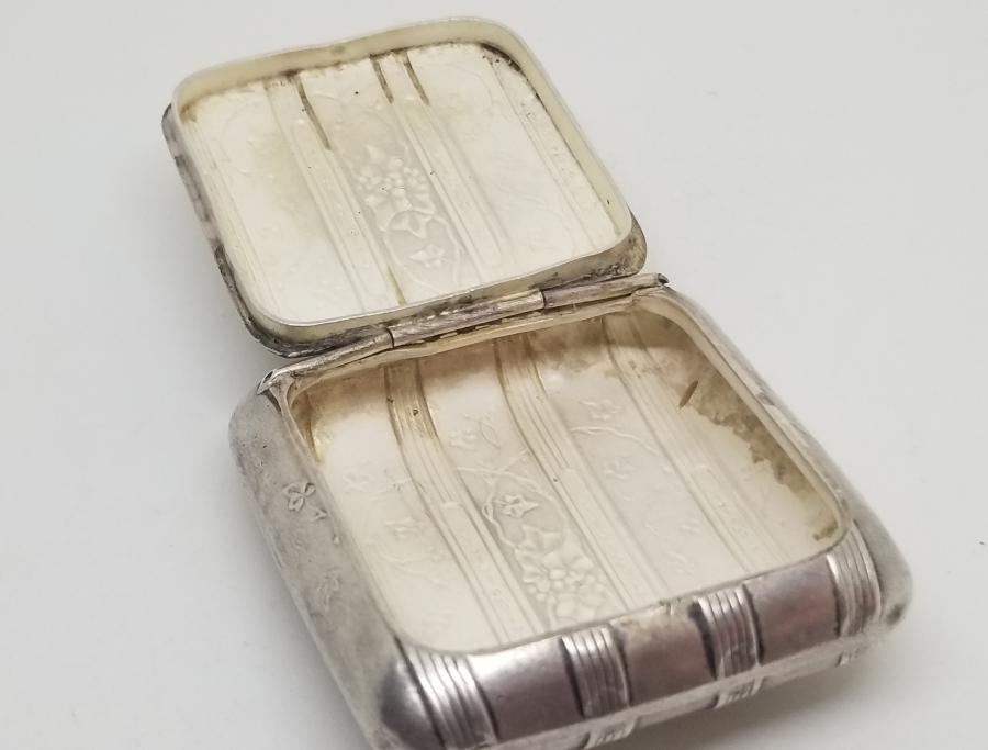 KABARTMA İŞÇİLİKLİ ANTİKA GÜMÜŞ ENFİYE KUTUSU