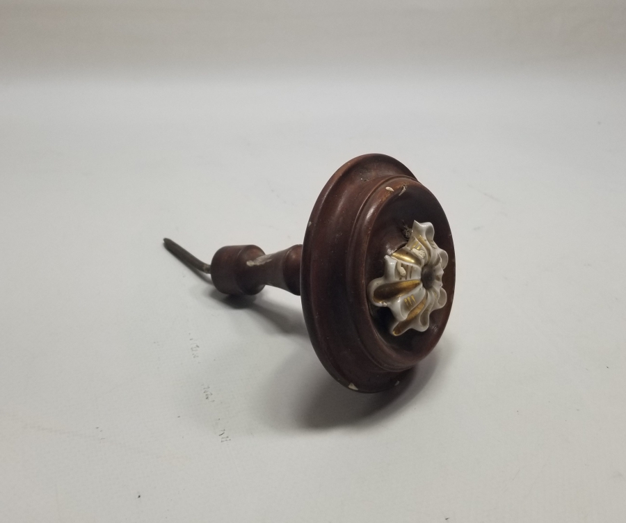 AHŞAP ÜZERİ ALTIN VERMEYLİ PORSELEN APLİKLİ OSMANLI DÖNEMİ NADİR KAPI KOLU