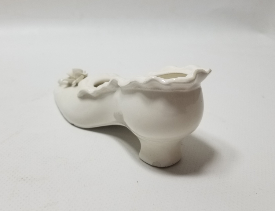 AYAKKABI FORMUNDA YAPILMIŞ ANTİKA PORSELEN BİBLO