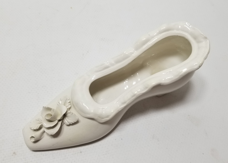 AYAKKABI FORMUNDA YAPILMIŞ ANTİKA PORSELEN BİBLO