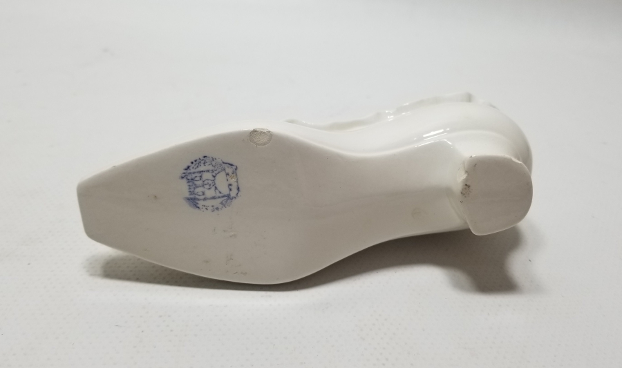 AYAKKABI FORMUNDA YAPILMIŞ ANTİKA PORSELEN BİBLO