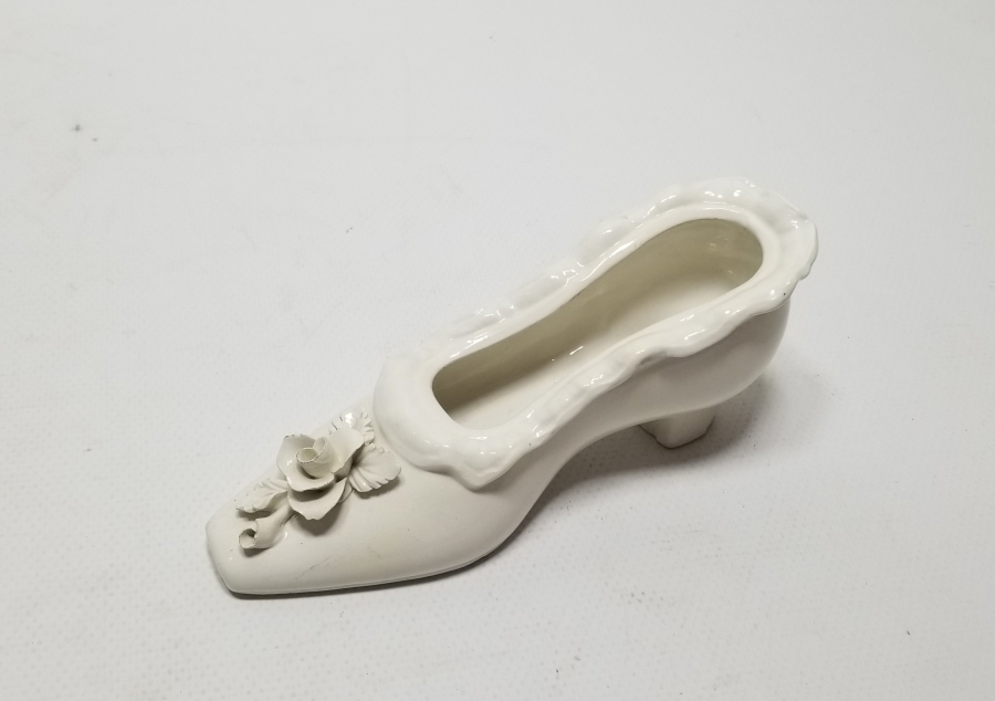 AYAKKABI FORMUNDA YAPILMIŞ ANTİKA PORSELEN BİBLO
