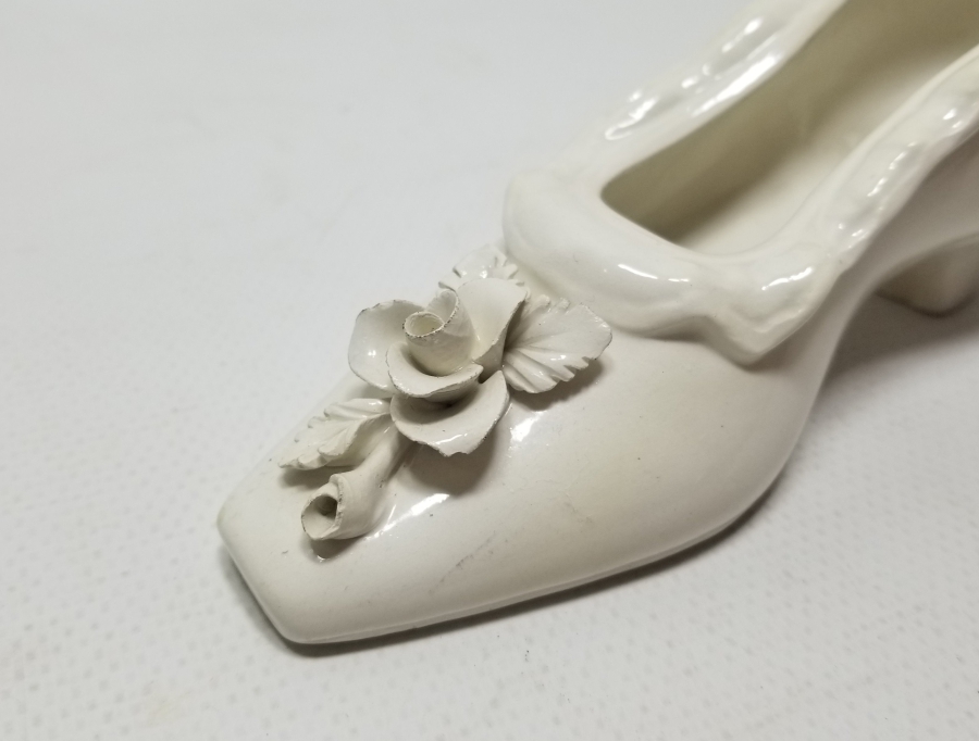 AYAKKABI FORMUNDA YAPILMIŞ ANTİKA PORSELEN BİBLO