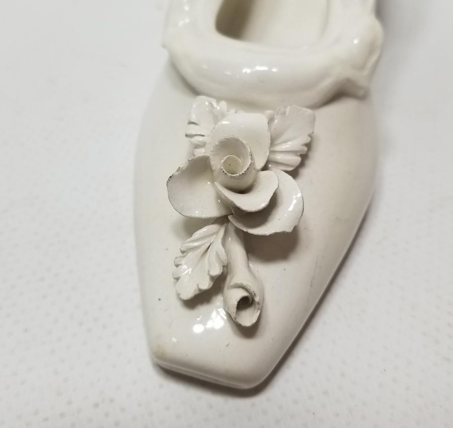 AYAKKABI FORMUNDA YAPILMIŞ ANTİKA PORSELEN BİBLO