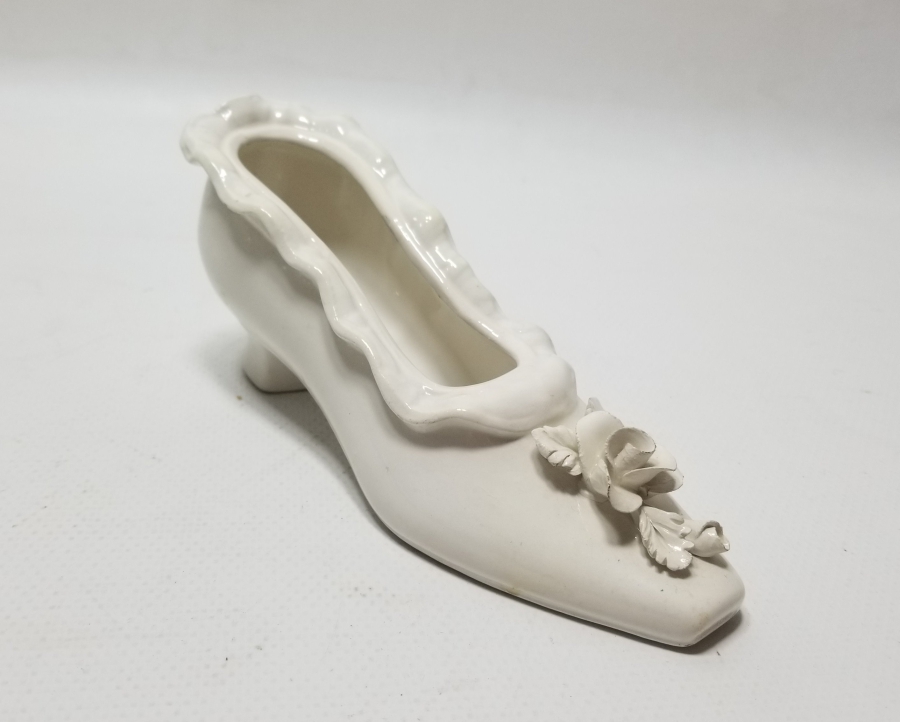 AYAKKABI FORMUNDA YAPILMIŞ ANTİKA PORSELEN BİBLO