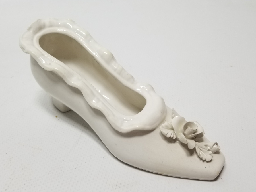 AYAKKABI FORMUNDA YAPILMIŞ ANTİKA PORSELEN BİBLO