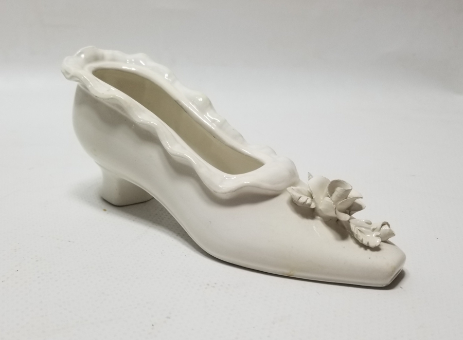 AYAKKABI FORMUNDA YAPILMIŞ ANTİKA PORSELEN BİBLO