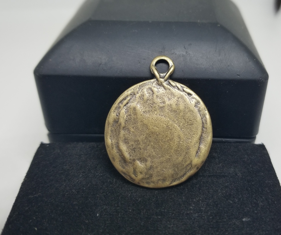 ÜZERİNDE AYET-EL KURSİ YAZILI BİJUTERİ KOLYE