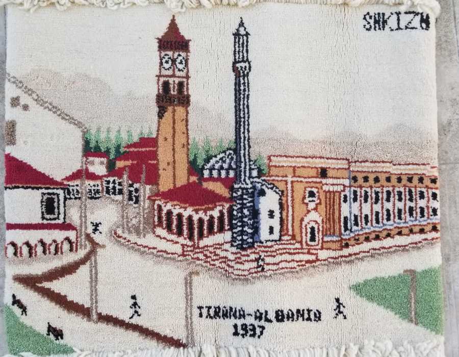 1937 TARİHLİ EL DOKUMA TİRAN - ARNAVUTLUK GÖRSELLİ DUVAR HALISI