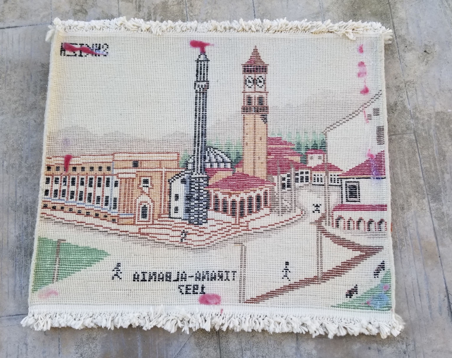 1937 TARİHLİ EL DOKUMA TİRAN - ARNAVUTLUK GÖRSELLİ DUVAR HALISI