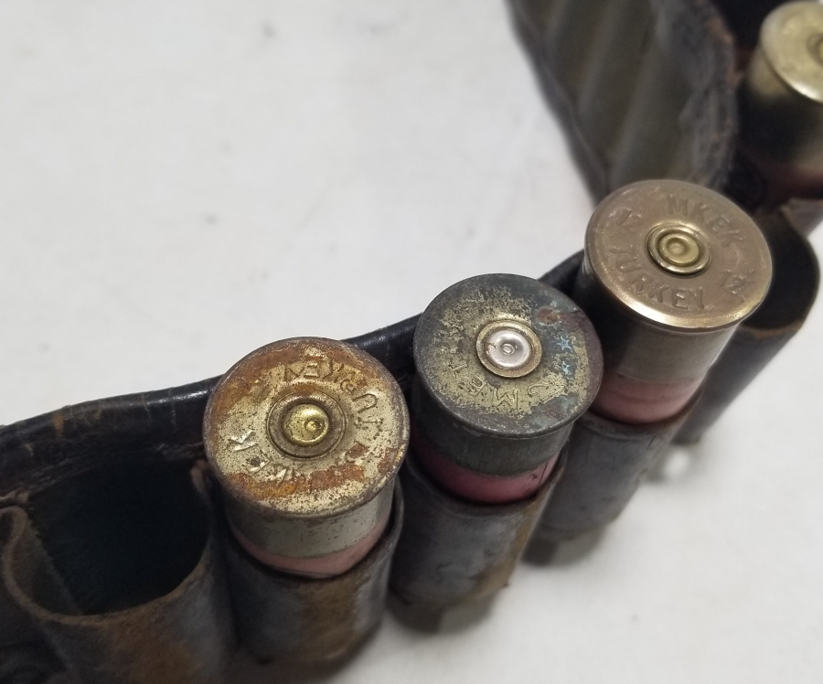 İÇİNDE BOŞ FİŞEKLER BULUNAN ANTİKA DERİ FİŞEKLİK - KÜTÜKLÜK