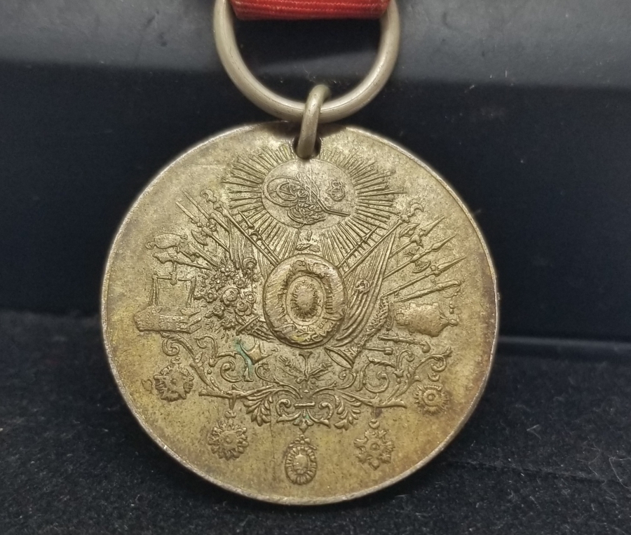 ORİJİNAL İPEK ASKI VE KURDELASIYLA GÜMÜŞ LİYAKAT MADALYASI