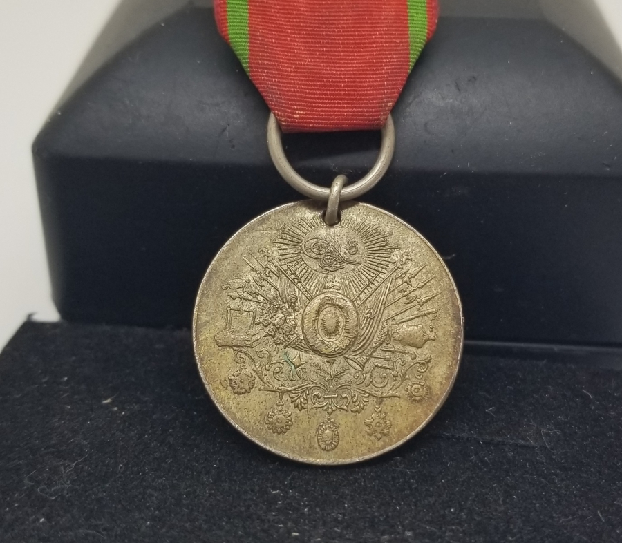 ORİJİNAL İPEK ASKI VE KURDELASIYLA GÜMÜŞ LİYAKAT MADALYASI