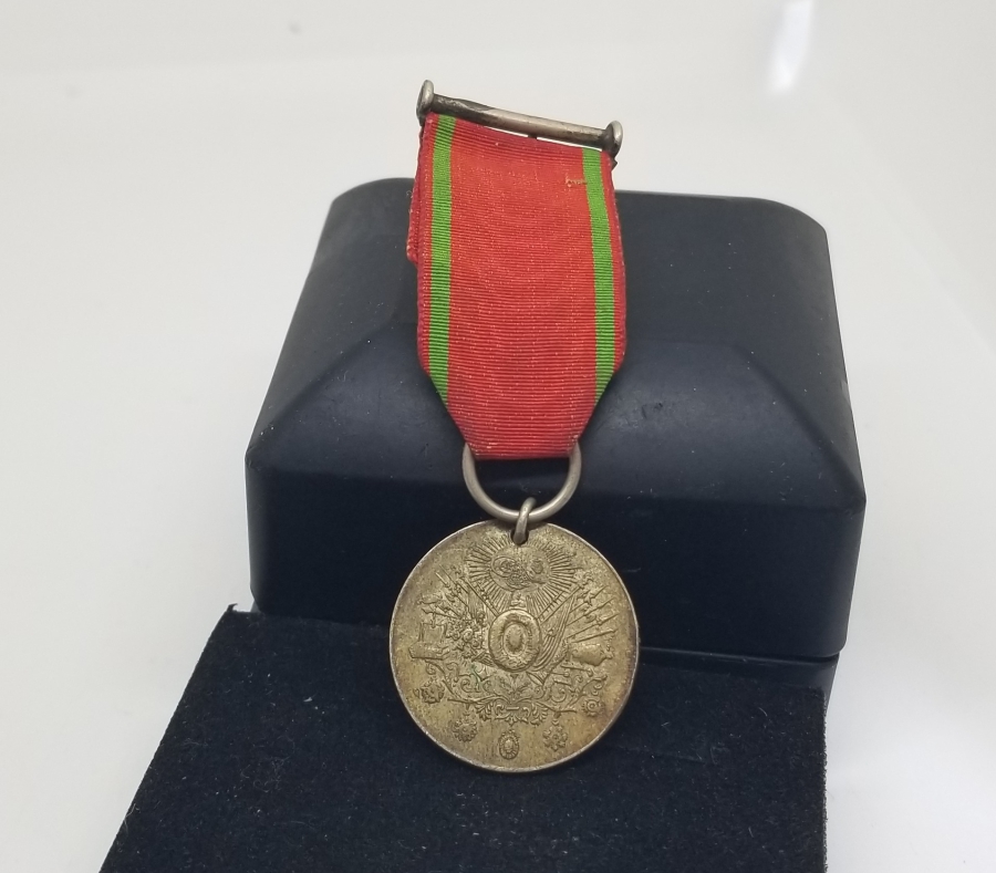 ORİJİNAL İPEK ASKI VE KURDELASIYLA GÜMÜŞ LİYAKAT MADALYASI