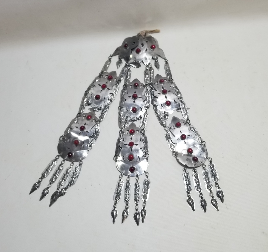 ÜZERİ DOĞAL TAŞLI VE KABARTMA İŞÇİLİKLİ TÜRKMEN İŞİ ANTİKA BÜYÜK BOY GELİN FES SÜSÜ