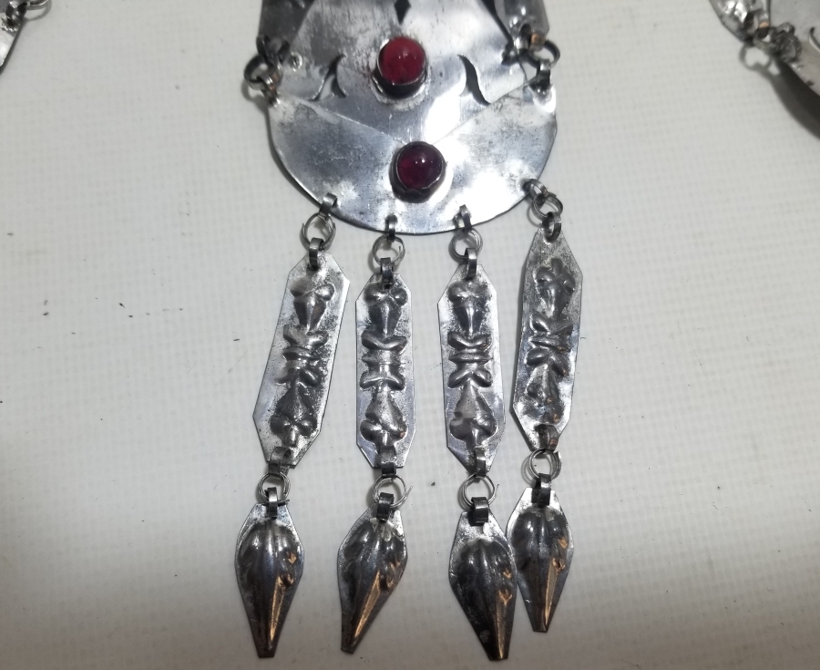 ÜZERİ DOĞAL TAŞLI VE KABARTMA İŞÇİLİKLİ TÜRKMEN İŞİ ANTİKA BÜYÜK BOY GELİN FES SÜSÜ