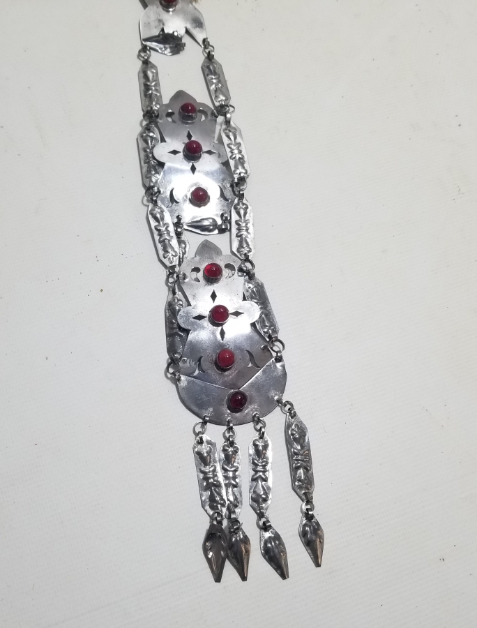 ÜZERİ DOĞAL TAŞLI VE KABARTMA İŞÇİLİKLİ TÜRKMEN İŞİ ANTİKA BÜYÜK BOY GELİN FES SÜSÜ