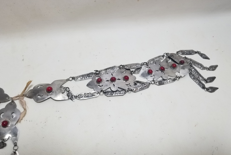 ÜZERİ DOĞAL TAŞLI VE KABARTMA İŞÇİLİKLİ TÜRKMEN İŞİ ANTİKA BÜYÜK BOY GELİN FES SÜSÜ