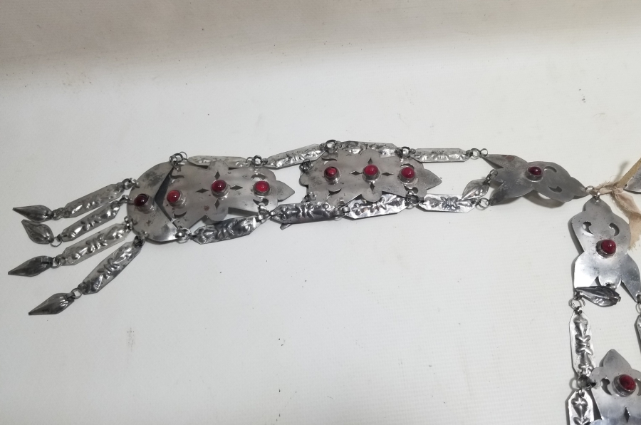 ÜZERİ DOĞAL TAŞLI VE KABARTMA İŞÇİLİKLİ TÜRKMEN İŞİ ANTİKA BÜYÜK BOY GELİN FES SÜSÜ