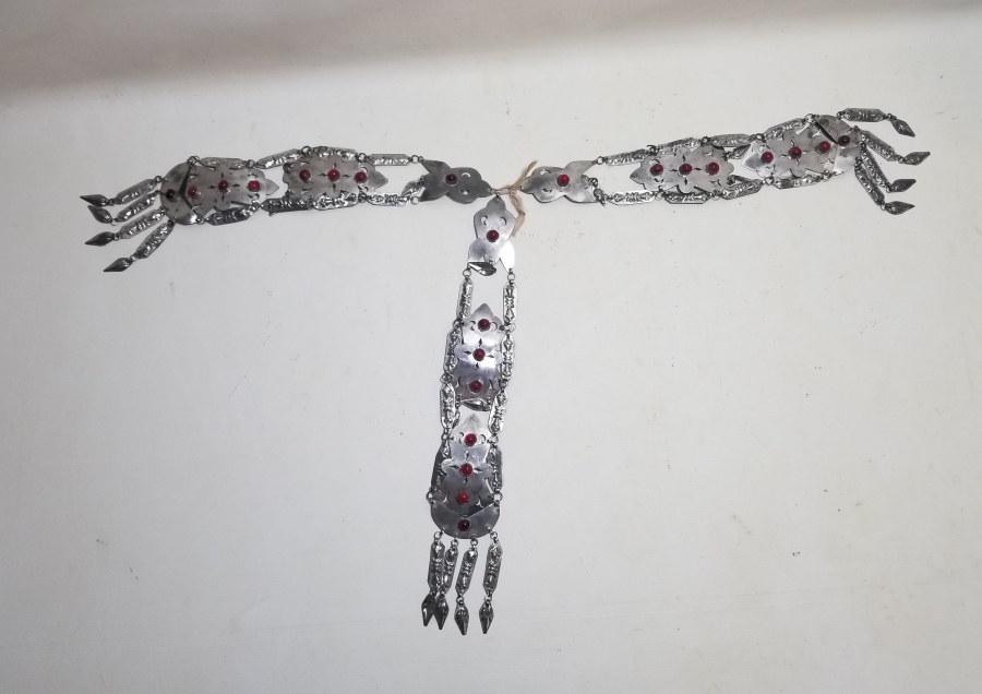 ÜZERİ DOĞAL TAŞLI VE KABARTMA İŞÇİLİKLİ TÜRKMEN İŞİ ANTİKA BÜYÜK BOY GELİN FES SÜSÜ