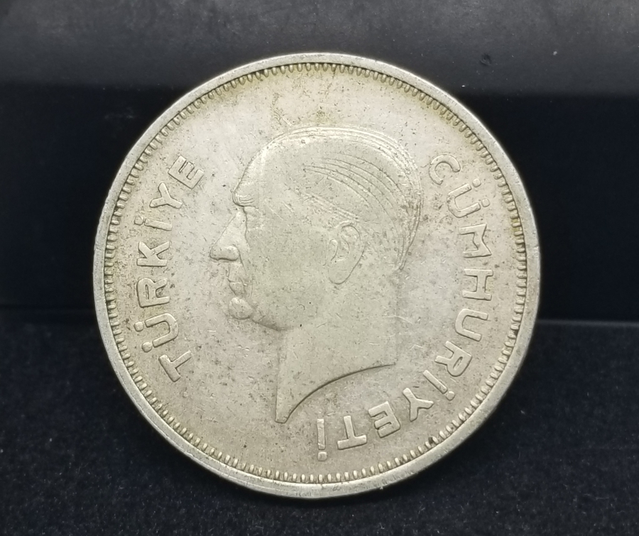 YÜKSEK KONDSİYONDA KOLEKSİYONLUK 1937 YILI NADİR GÜMÜŞ 1 LİRA
