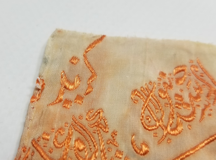 OSMANLI DÖNEMİ NADİR OSMANLICA VE FRANSIZCA YAZILI İPEK KIYAFET ETİKETİ