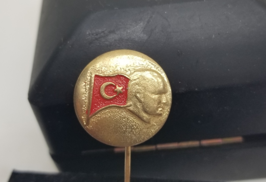 ÜZERİ MİNELİ VE ATATÜRK GÖRSELLİ ALTIN KAPLAMA ANTİKA ROZET