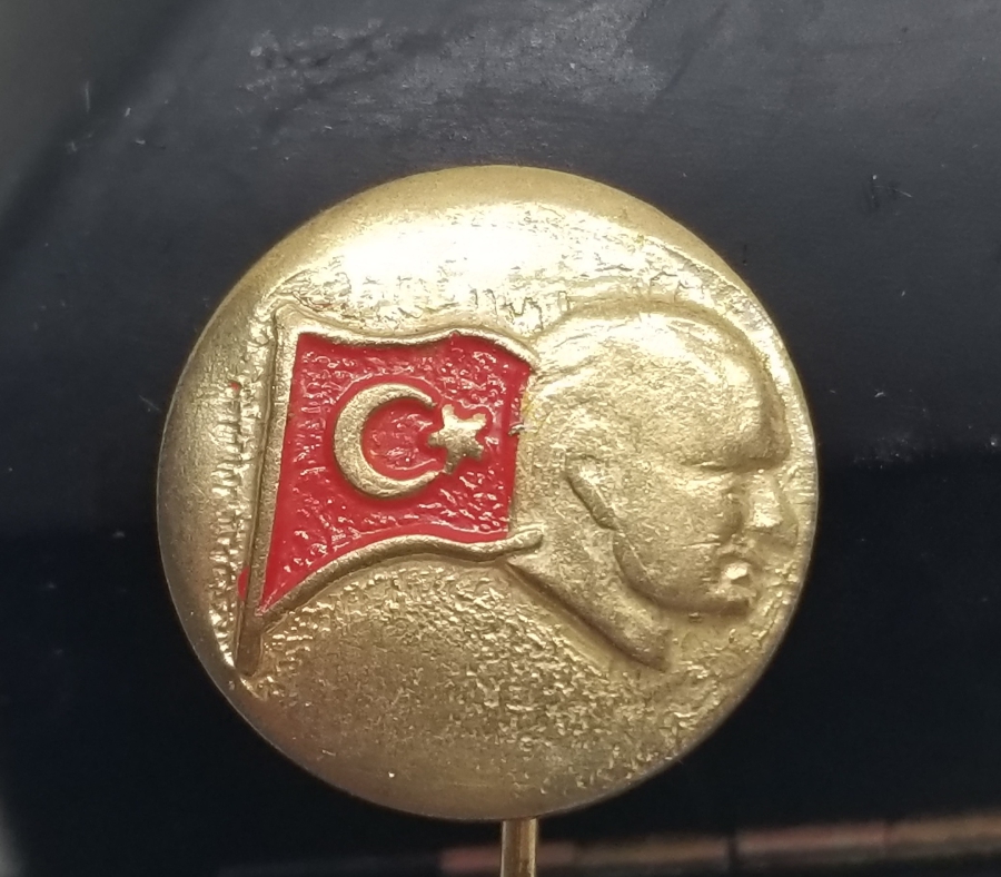 ÜZERİ MİNELİ VE ATATÜRK GÖRSELLİ ALTIN KAPLAMA ANTİKA ROZET