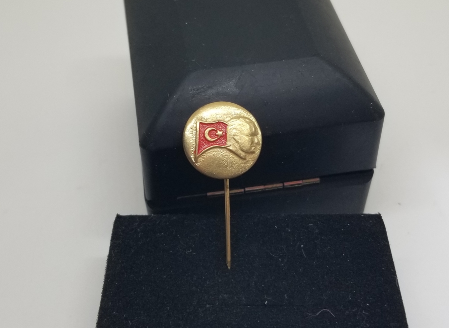 ÜZERİ MİNELİ VE ATATÜRK GÖRSELLİ ALTIN KAPLAMA ANTİKA ROZET