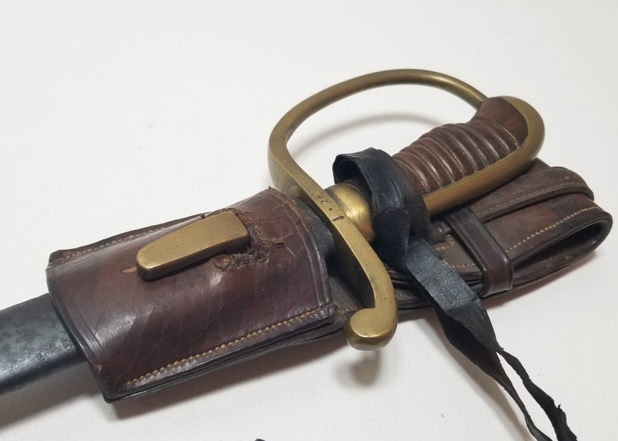 OSMANLI DÖNEMİ ORİJİNAL BEL ASKISI VE KAMUFLAJ PÜSKÜLÜYLE ALLAH BİZİMLE YAZILI NADİR BOYDA TOPÇU KILICI - TOPÇU SUBAYI'NIN SON SAVUNMA KILICI