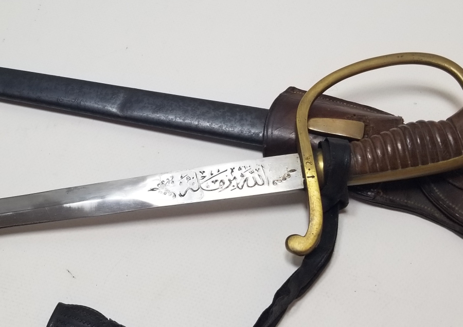 OSMANLI DÖNEMİ ORİJİNAL BEL ASKISI VE KAMUFLAJ PÜSKÜLÜYLE ALLAH BİZİMLE YAZILI NADİR BOYDA TOPÇU KILICI - TOPÇU SUBAYI'NIN SON SAVUNMA KILICI