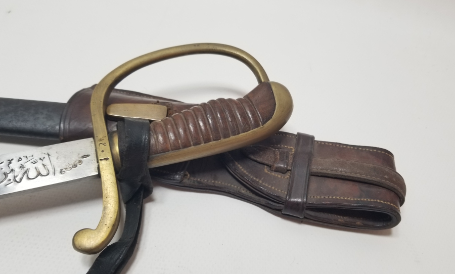 OSMANLI DÖNEMİ ORİJİNAL BEL ASKISI VE KAMUFLAJ PÜSKÜLÜYLE ALLAH BİZİMLE YAZILI NADİR BOYDA TOPÇU KILICI - TOPÇU SUBAYI'NIN SON SAVUNMA KILICI