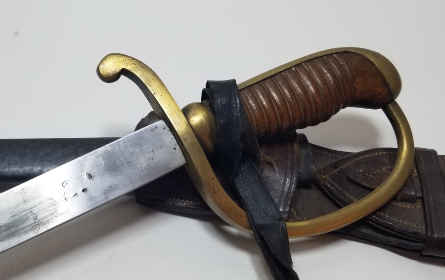 OSMANLI DÖNEMİ ORİJİNAL BEL ASKISI VE KAMUFLAJ PÜSKÜLÜYLE ALLAH BİZİMLE YAZILI NADİR BOYDA TOPÇU KILICI - TOPÇU SUBAYI'NIN SON SAVUNMA KILICI