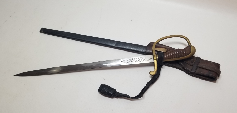 OSMANLI DÖNEMİ ORİJİNAL BEL ASKISI VE KAMUFLAJ PÜSKÜLÜYLE ALLAH BİZİMLE YAZILI NADİR BOYDA TOPÇU KILICI - TOPÇU SUBAYI'NIN SON SAVUNMA KILICI