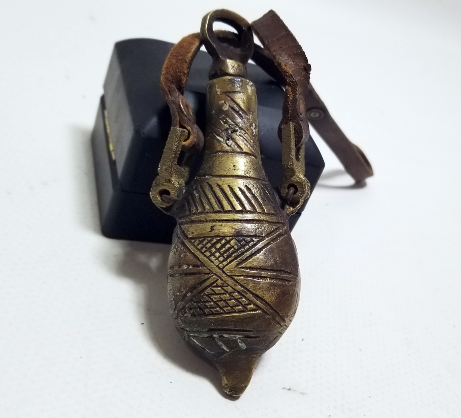 ÜZERİ ERMENİCE YAZILI ANTİKA BRONZ BARUTLUK